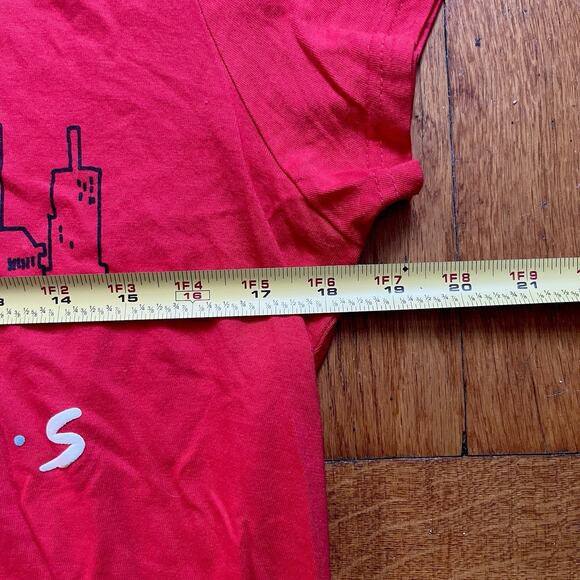 Friends TV Show Womens Red Graphic T Shirt Size Small Puffy Letters Skyline Y2K - Picture 7 of 7